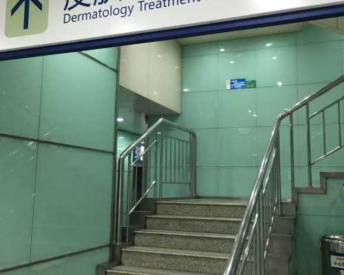 怀孕中期出现褐色分泌物，是何因所致？